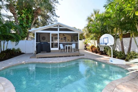 Tortuga Cottage Cabin House in Bradenton Beach