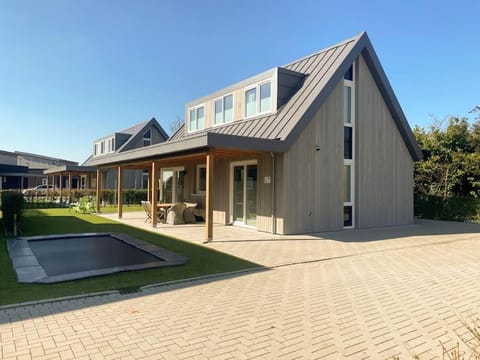 luxe Villa Maroma Regal aan Veerse meer met 4 Ebikes GasBBQ & EV laadpaal Chalet in Kamperland