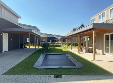 luxe Villa Maroma Regal aan Veerse meer met 4 Ebikes GasBBQ & EV laadpaal Chalet in Kamperland
