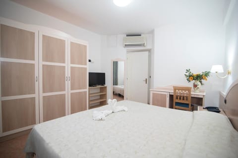 Bed, Photo of the whole room, Bedroom, wardrobe, air conditioner