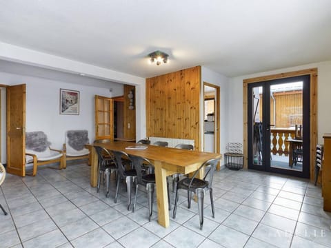 Superbe Duplex Savoyard pour 13 pers. avec Cheminée et Balcons, à 300m des Pistes - FR-1-398-616 Apartment in Montvalezan