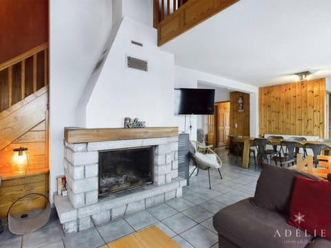 Superbe Duplex Savoyard pour 13 pers. avec Cheminée et Balcons, à 300m des Pistes - FR-1-398-616 Apartment in Montvalezan