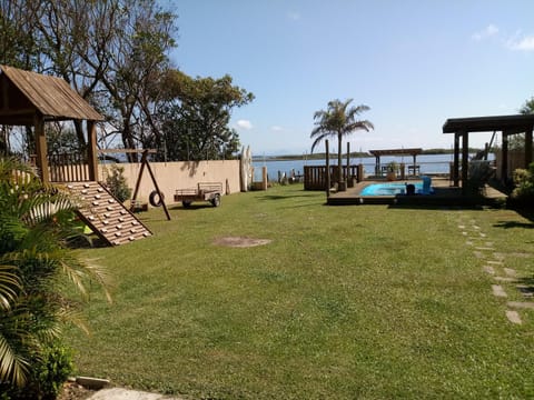 Casa na beira da lagoa com piscina e rampa para embarcações House in Tramandaí