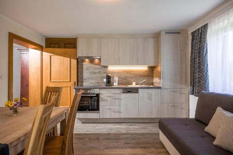 Kitchen or kitchenette, Living room, Seating area, Dining area, pet friendly, stove