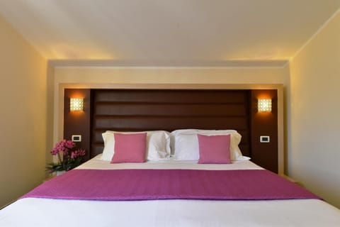 Living room, Photo of the whole room, Decorative detail, Seating area, Bedroom