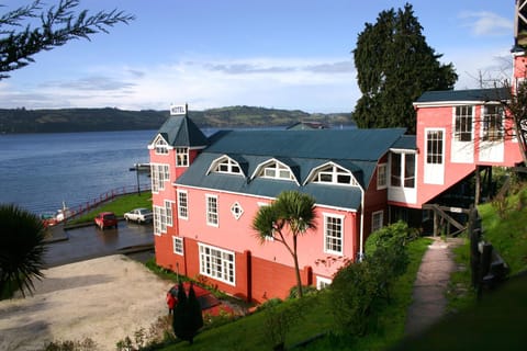 Facade/entrance, Day, Lake view