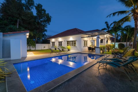 Property building, Garden, Swimming pool