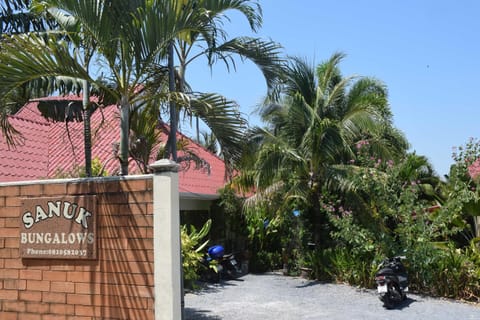 Sanuk bungalows Resort in Rawai
