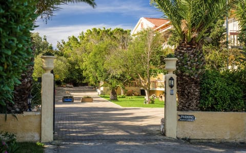 Property building, Facade/entrance, Garden