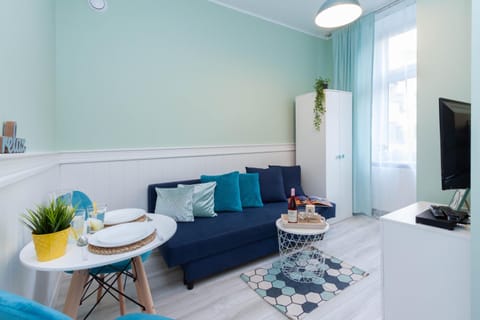 People, Living room, Other, Photo of the whole room, Seating area, Text overlay, Guests, children, young children, older children, group of guests, Family