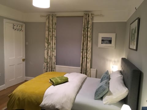 Tranquil, luxurious double bedroom, en-suite, cosy private lounge, woodburner & your own front door Übernachtung mit Frühstück in Henley-on-Thames
