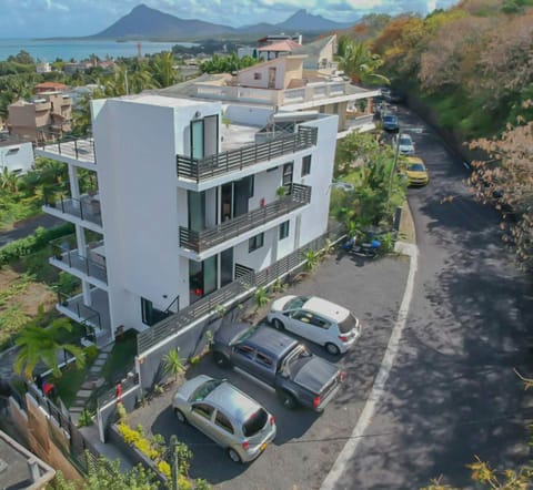 Property building, Day, Natural landscape, Mountain view, Sea view, Location, Parking