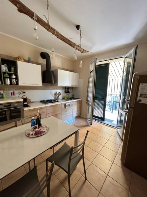 Kitchen or kitchenette, Dining area, dishwasher, minibar, pet friendly, stove, toaster