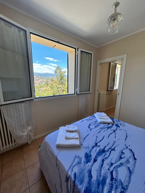 Bed, Natural landscape, Photo of the whole room, Bedroom