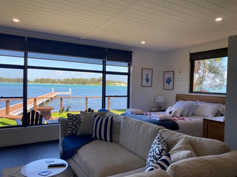 Serenity by the Lake - Romantic Waterfront Couple's Getaway Villa in Lake Macquarie