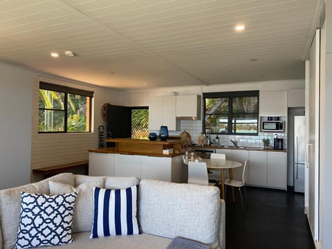 Serenity by the Lake - Romantic Waterfront Couple's Getaway Villa in Lake Macquarie