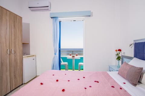 Bed, Photo of the whole room, Sea view, towels