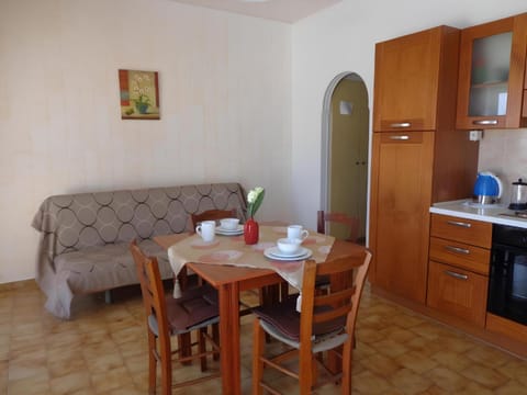 Kitchen or kitchenette, Seating area, Dining area