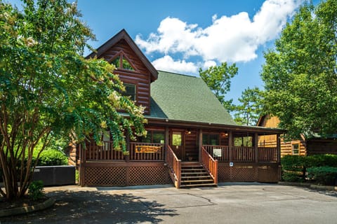 Bear Creek Falls Retreat House in Pigeon Forge