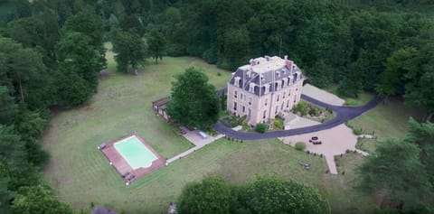 Château des Essards avec piscine et jacuzzi Bed and Breakfast in Centre-Val de Loire