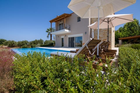 Villa Koutalas - Majestic Sunsets over the Pool Haus in Crete