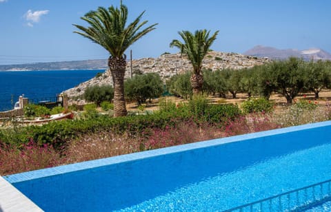 Villa Koutalas - Majestic Sunsets over the Pool Casa in Crete