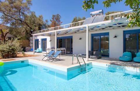 Property building, Patio, Swimming pool, Swimming pool, sunbed