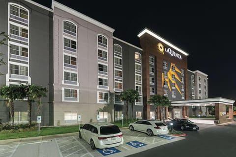 La Quinta Inn & Suites by Wyndham San Antonio Downtown Hotel in San Antonio
