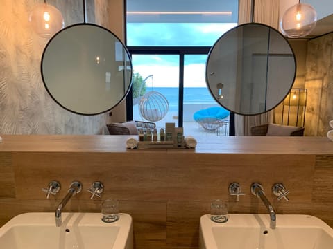 Bathroom, Sea view