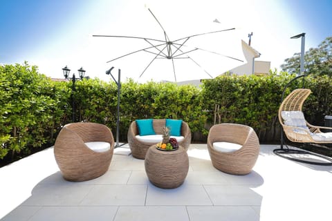 Patio, Day, Garden, Seating area, Swimming pool