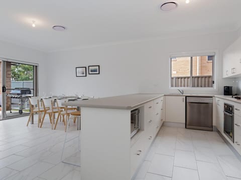 5b Bent Street large house with ducted air con foxtel and wifi Casa in Fingal Bay