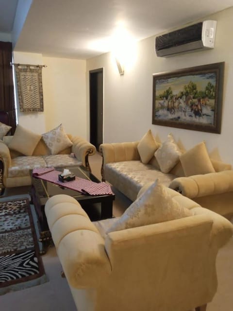 Royal Two Bed Room Luxury Apartment Gulberg Eigentumswohnung in Lahore
