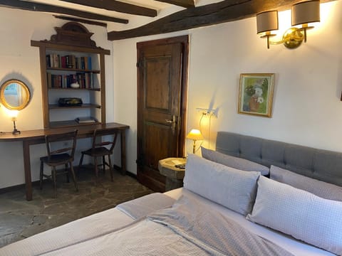 Bed, Photo of the whole room, Seating area, Bedroom