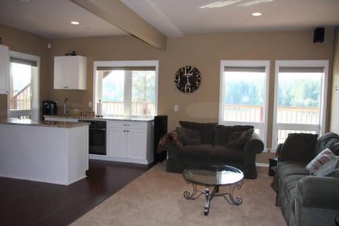 Lakeside Living Suite! Mt Rainier, Nwtrek, Jblm Bed and Breakfast in Washington