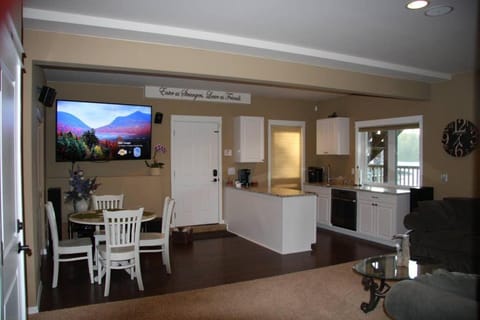 Lakeside Living Suite! Mt Rainier, Nwtrek, Jblm Bed and Breakfast in Washington