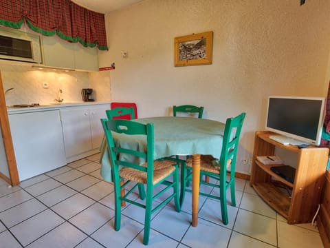 Appartement calme 4 pers, balcon sud, parking couvert - FR-1-505-16 Apartment in Notre-Dame-de-Bellecombe