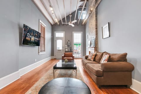Cozy and Charming House Close to St Charles Ave Haus in Warehouse District