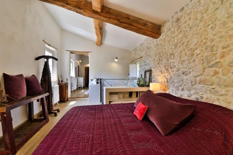 Photo of the whole room, Bedroom, fireplace, internet