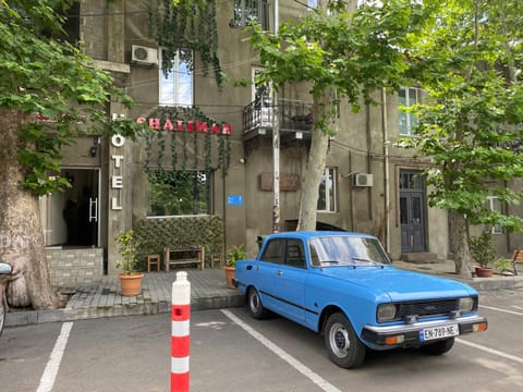 Property building, Day, Neighbourhood, Street view, Location, Parking