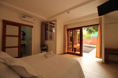 Bed, Bathroom, TV and multimedia, View (from property/room), Balcony/Terrace, Photo of the whole room, Bedroom, Garden view, locker, towels, air conditioner