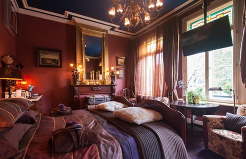 Photo of the whole room, Seating area