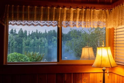 Lakeside Log Cabin! Blessings & Memories Abound! House in Washington