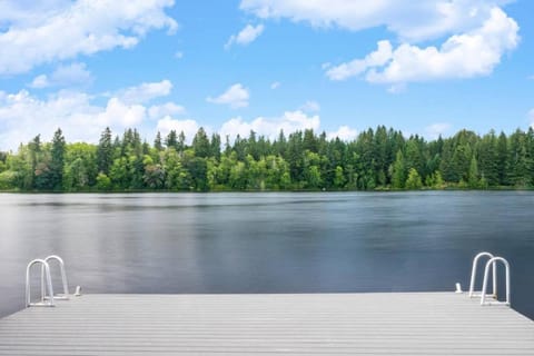 Lakeside Log Cabin! Blessings & Memories Abound! House in Washington