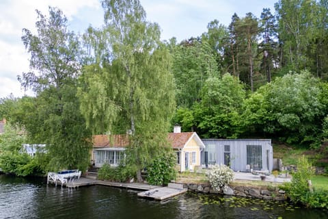 Beautiful luxury family home surrounded by nature and water and only 20 minutes from city center Nature lodge in Stockholm