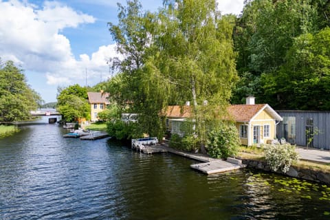 Beautiful luxury family home surrounded by nature and water and only 20 minutes from city center Nature lodge in Stockholm