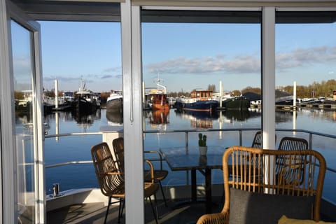 Tiny floating house Ibiza Casa in Maastricht