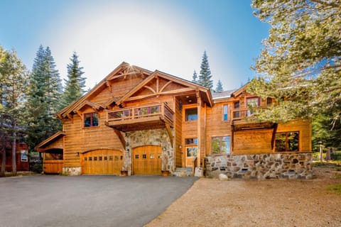 Bear Meadows Lodge - Hot Tub - Tahoe Donner Home Haus in Truckee