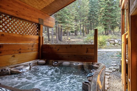 Bear Meadows Lodge - Hot Tub - Tahoe Donner Home House in Truckee