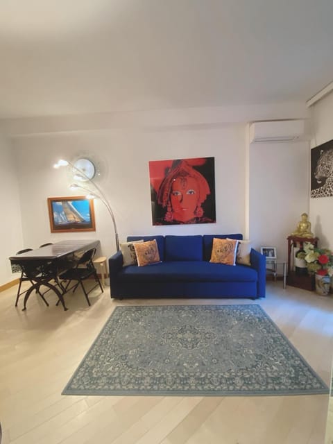 VIP suite apartment in MC center, 5min walk to Casino & Port Hercules and 1min from underground train station, next to P Apartment in Monaco