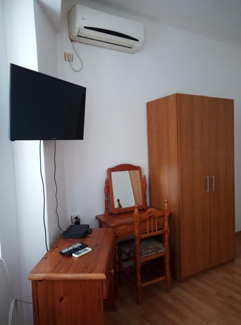 TV and multimedia, Photo of the whole room, Bedroom